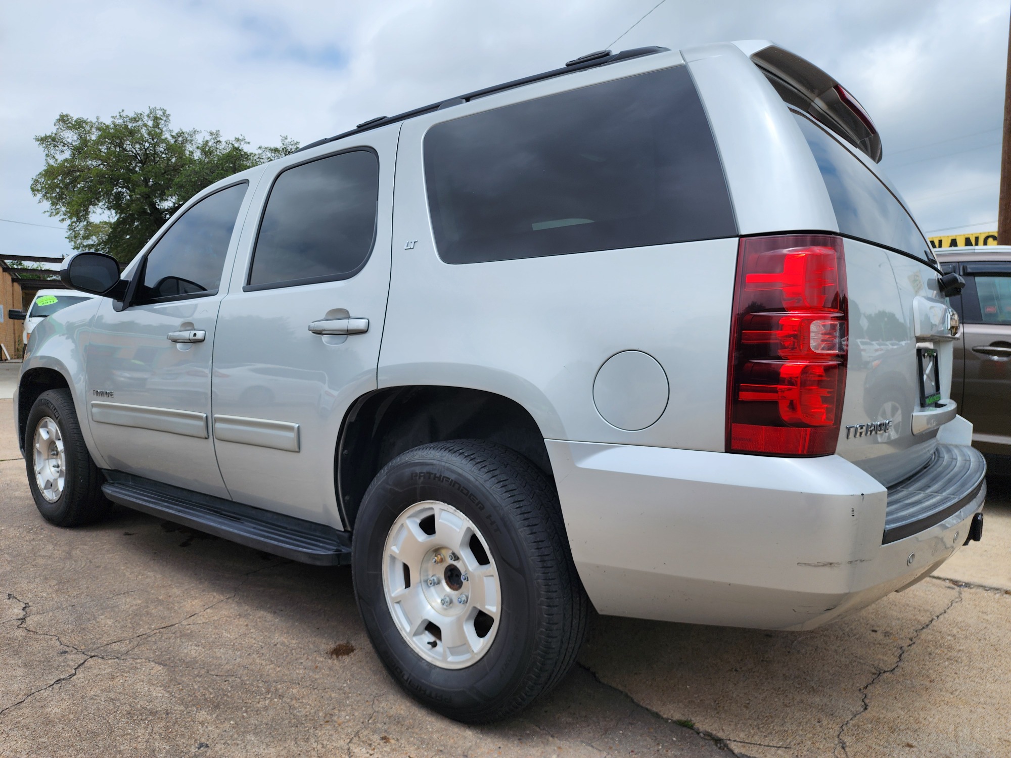 2011 SILVER /BLACK CHEVROLET TAHOE LT LT (1GNSCBE02BR) , AUTO transmission, located at 2660 S.Garland Avenue	, Garland, TX, 75041, (469) 298-3118, 32.885387, -96.656776 - CASH$$$$$$ TAHOE!! This is a very clean 2011 Chevrolet Tahoe LT SUV! Black Leather! 3rd Row Seating! Tow Pkg! Come in for a test drive today. We are open from 10am-7pm Monday-Saturday. Call us with any questions at 469.202.7468, or email us at DallasAutos4Less.com. - Photo #8